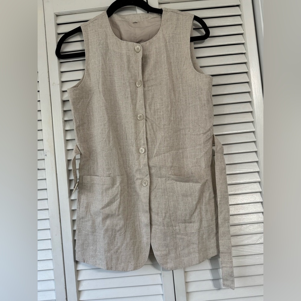 Button-Down Vest with Pockets - Picture 2 of 6